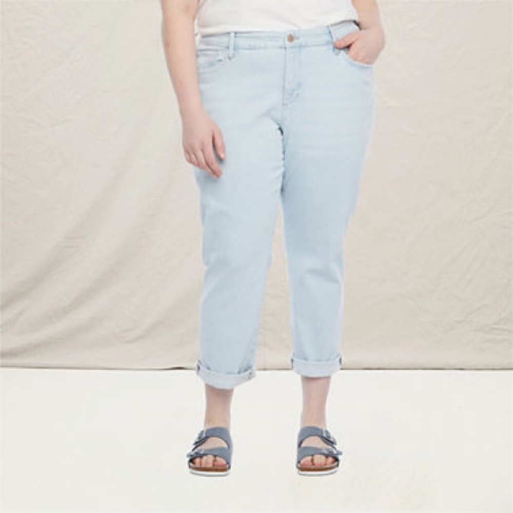 a.n.a Plus Womens Boyfriend fit Jeans. 20W. New w/o tags.